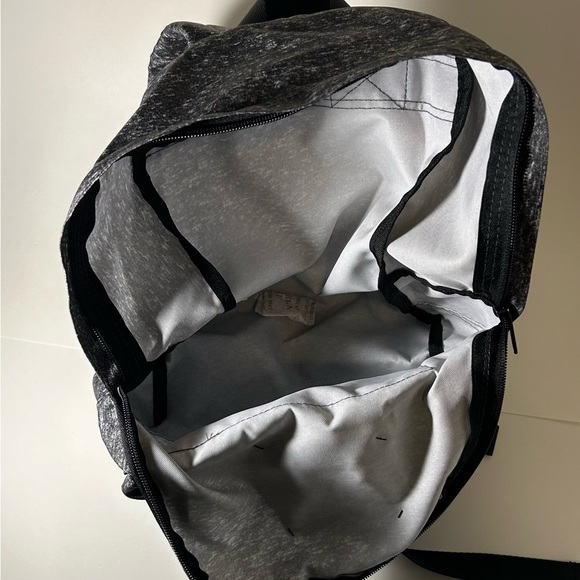 Victoria’s Secret PINK Mini Backpack w Collectable Pin Set NWOT - Picture 7 of 7